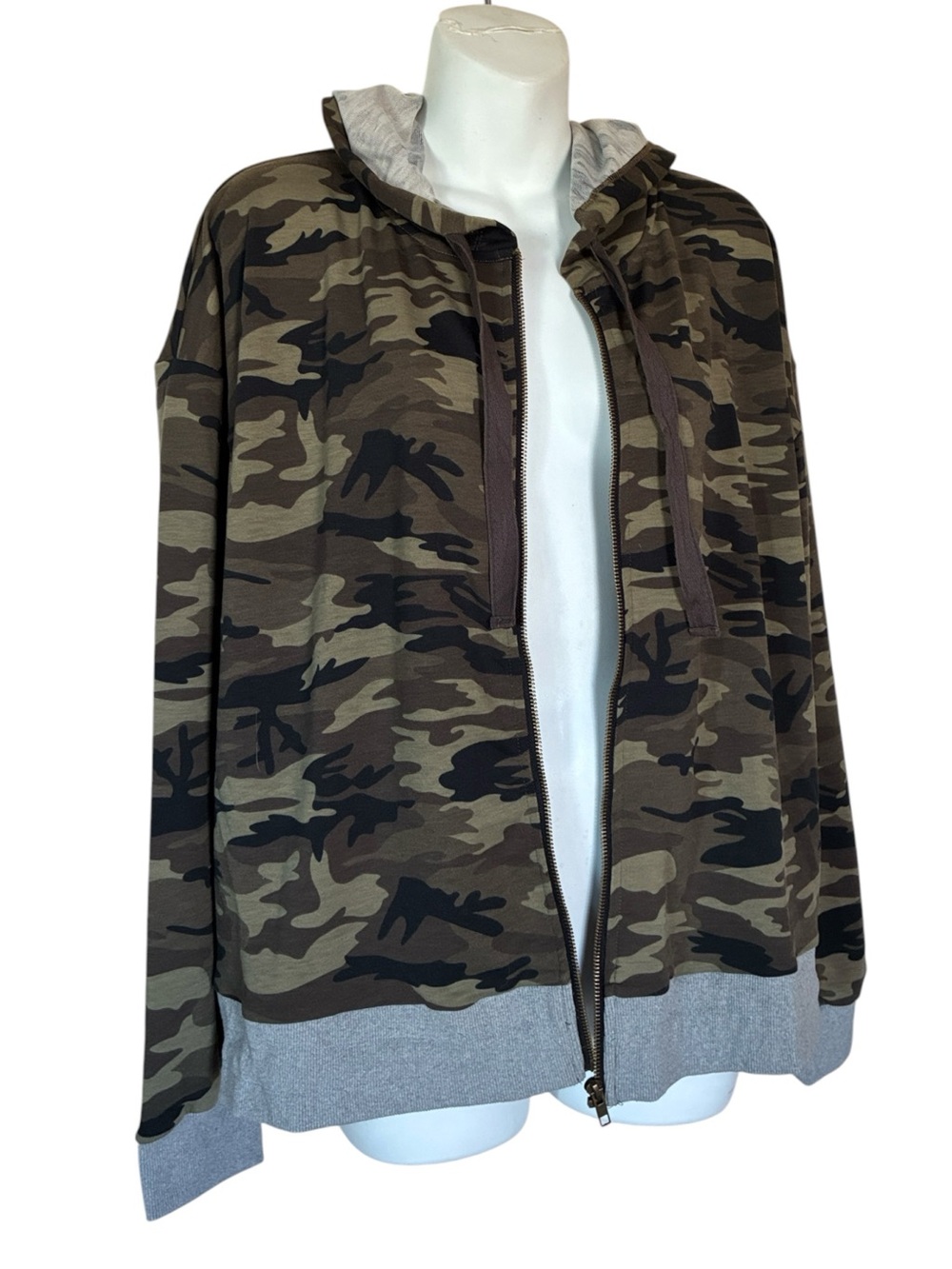 Hem & Thread Hoodie Jacket - Women's M, Camo Zip-Up Front. NWT